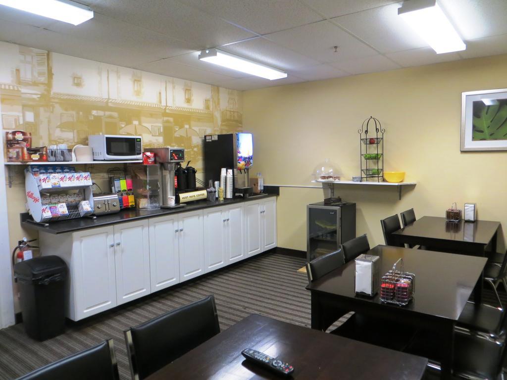 מלון Super 8 By Wyndham Saskatoon Near Downtown מראה חיצוני תמונה